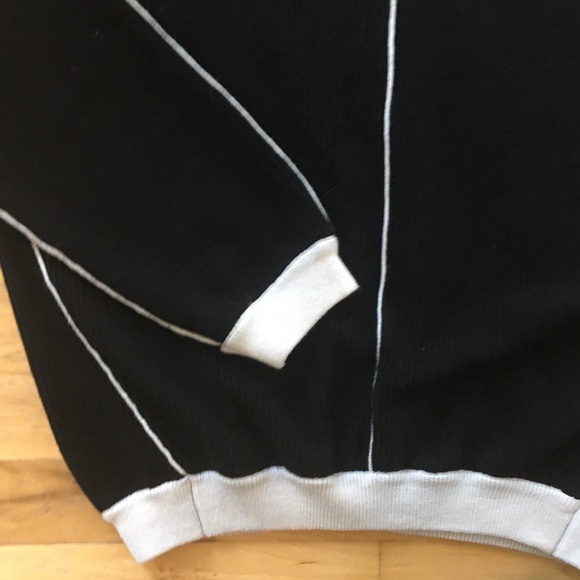 2/$15💐 Outline Sweater - Picture 2 of 3